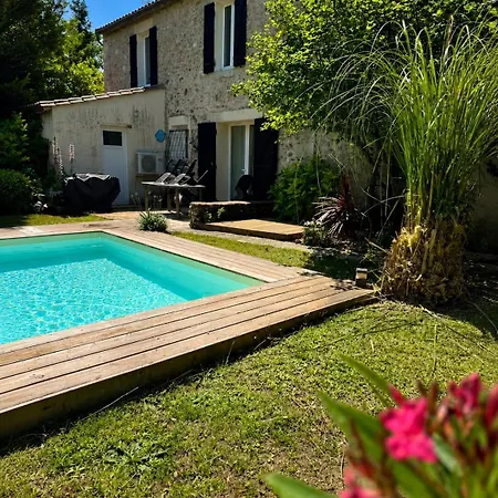 Vakantiehuis Stone Townhouse With Swimming Pool
