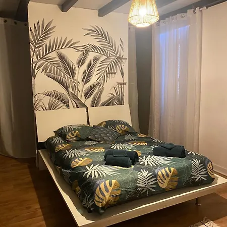 Vakantiehuis Stone Townhouse With Swimming Pool *