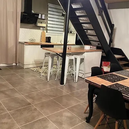 Vakantiehuis Stone Townhouse With Swimming Pool *